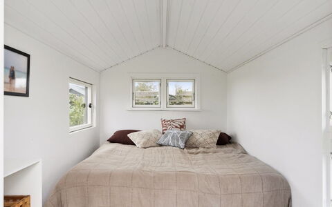 Raadengaard - 400M from the Sea: Suelo, Techo, Madera Dura, Manchas De Madera, Habitación, La Luz Del Día, Cama, Tablón
