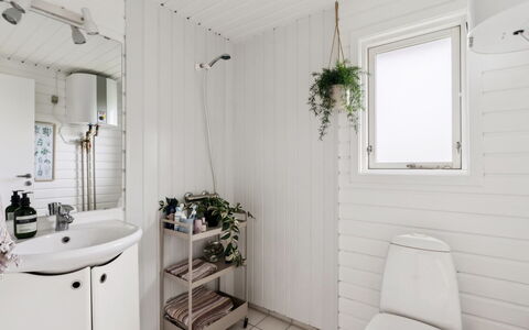 Raadengaard - 400M from the Sea: Arreglo De Tubería, Diseño De Interiores, Piso, Suelo, Baño, Asiento Del Baño, Plomería, Lavabo, Baño, Grifo