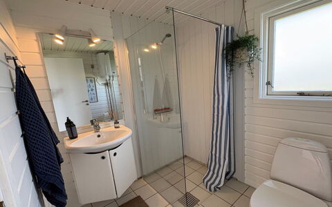 Raadengaard - 400M from the Sea: Arreglo De Tubería, Madera, Piso, Suelo, Diseño De Interiores, Plomería, Baño, Baño, Lavabo, Habitación