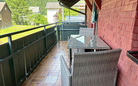 Mellau Appartments: Mueble, Silla, Mueble Para Exteriores, Porche, Mesa Al Aire Libre, Balcón, Sombra, Madera Dura, Manchas De Madera, Cubierta