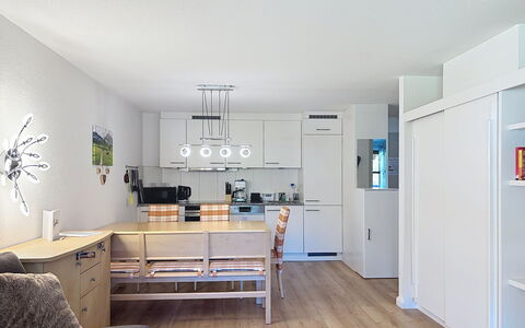 Mellau Appartments: Mueble, Diseño De Interiores, Piso, Cocina, Suelo, Mostrador, Techo, Madera, Lámpara, Gabinetes
