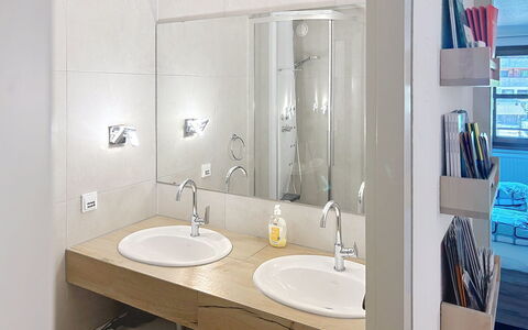 Mellau Appartments: Lavabo Del Baño, Diseño De Interiores, Baño, Lavabo, Arreglo De Tubería, Piso, Espejo, Pared, Mostrador, Suelo