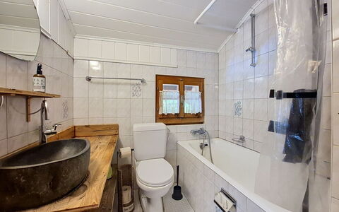 La Patrouille des Glaciers: Baño, Arreglo De Tubería, Lavabo Del Baño, Piso, Lavabo, Diseño De Interiores, Suelo, Bañera, Grifo, Plomería
