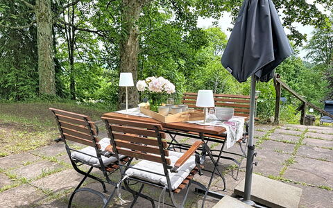 Auszeit für Körper und Seele: Mueble, Mueble Para Exteriores, Silla, Mesa, Mesa Al Aire Libre, Jardín, Sombra, Maceta, Madera Dura, Cocina Y Comedor Mesa