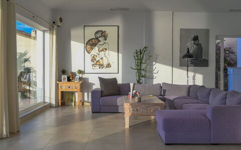 Romantica: Mueble, Piso, Suelo, Diseño De Interiores, Madera, Sofá, Sala, Suelos De Madera, Encendiendo, Habitación
