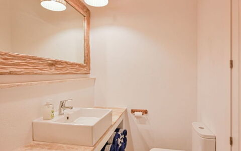 Romantica: Lavabo Del Baño, Baño, Pared, Arreglo De Tubería, Piso, Madera, Suelo, Diseño De Interiores, Lavabo, Mueble De Baño