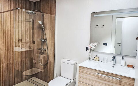 Sand, Sea and Love: Diseño De Interiores, Piso, Arreglo De Tubería, Suelo, Baño, Pared, Mueble De Baño, Lámpara, Techo, Espejo