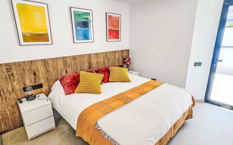 Sand, Sea and Love: Cama, Mueble, Diseño De Interiores, Lecho, Habitación, Sábana, Piso, Pared, Suelo, Madera