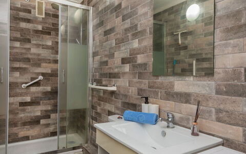 Marc Miami: Baño, Arreglo De Tubería, Piso, Suelo, Lavabo Del Baño, Lavabo, Diseño De Interiores, Baño, Plomería, Asiento Del Baño
