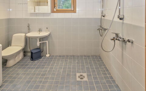 Loviisa 614: Baño, Piso, Arreglo De Tubería, Suelo, Pared, Diseño De Interiores, Baño, Loseta, Asiento Del Baño, Plomería