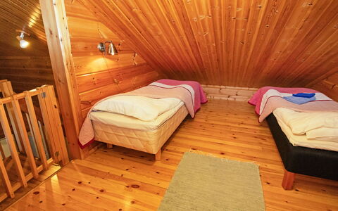 Tiira: Madera, Diseño De Interiores, Suelo, Piso, Techo, Habitación, Suelos De Madera, Cama, Mueble, Habitación