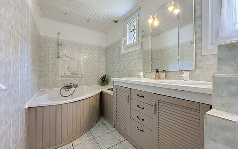 L'Estuaire: Arreglo De Tubería, Piso, Diseño De Interiores, Lavabo Del Baño, Baño, Pared, Lavabo, Suelo, Mueble De Baño, Gabinetes