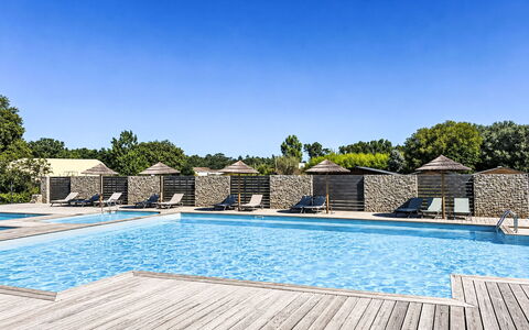 Hameau de Saint Cyprien: Piscina, Recurso, Mueble Para Exteriores, Mueble, Material Compuesto, Sombra, Eco Hotel, Ocio, Sunlounger, Inmuebles