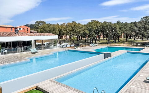 Hameau de Saint Cyprien: Mueble, Mueble Para Exteriores, Silla, Jardín, Patio Interior, Sombra, Yarda, Paisajismo, Eco Hotel, Mesa Al Aire Libre