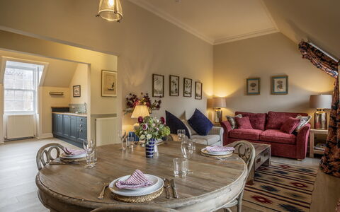 Glen Apartment: Mueble, Mueble Para Exteriores, Silla, Jardín, Patio Interior, Sombra, Yarda, Paisajismo, Eco Hotel, Mesa Al Aire Libre