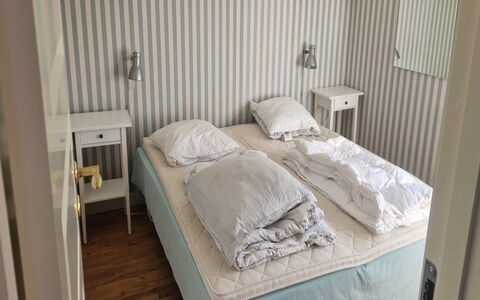 Sunaj - 350M from the Sea: Mueble, Habitación, Diseño De Interiores, Suelo, Madera, Piso, Sábana, Cama, Linos, Lecho