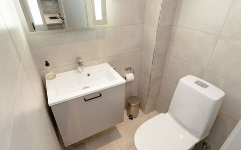 Levin Kunkku B2: Baño, Asiento Del Baño, Lavabo Del Baño, Arreglo De Tubería, Piso, Baño, Diseño De Interiores, Suelo, Lavabo, Grifo