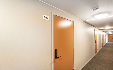 Äkäspokka: Pared, Piso, Suelo, Madera, Techo, Diseño De Interiores, Encendiendo, Puerta, Habitación, Lámpara