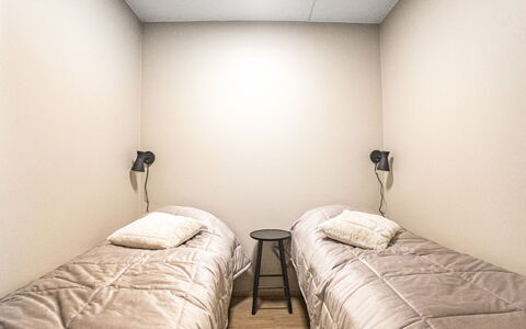 Äkäspokka: Habitación, Cama, Suelo, Piso, Sábana, Diseño De Interiores, Techo, Encendiendo, Lecho, Marco De La Cama
