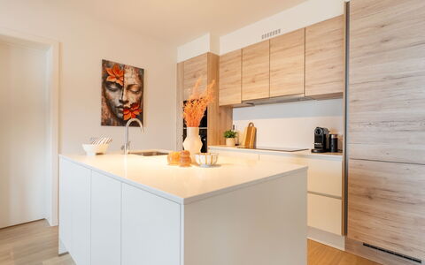 O'Sea 13.02 with Seaview: Piso, Diseño De Interiores, Madera, Cocina, Mueble, Suelo, Mostrador, Gabinetes, Suelos De Madera, Casa