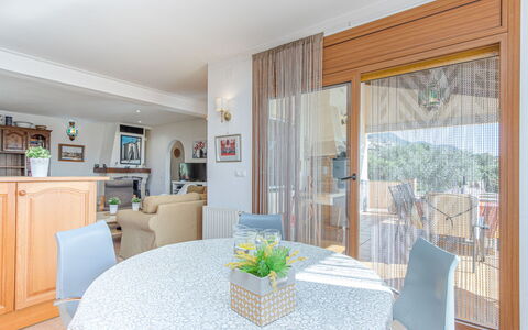Mestral: Mueble, Diseño De Interiores, Piso, Suelo, Madera, Techo, Silla, Cocina Y Comedor Mesa, Comedor, Mesa