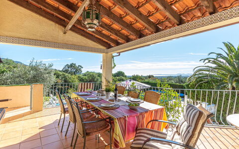 Mestral: Mueble, Silla, Recurso, Eco Hotel, Sombra, Inmuebles, Cocina Y Comedor Mesa, Villa, Balcón, Patio