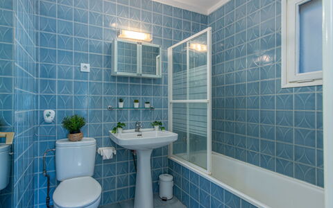Mestral: Azul, Baño, Asiento Del Baño, Arreglo De Tubería, Piso, Baño, Lavabo, Suelo, Diseño De Interiores, Lavabo Del Baño