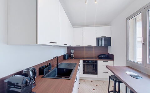 Joigny: Cocina, Mostrador, Diseño De Interiores, Aparato De Cocina, Gabinetes, Piso, Madera, Electrodoméstico, Mueble, Techo