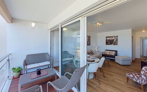 Joigny: Departamento, Mueble, Arquitectura, Barrio Residencial, Diseño De Interiores, Suelo, Casa, Piso, Balcón, Suelos De Madera