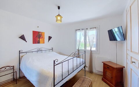Sérénité: Cama, Mueble, Habitación, Diseño De Interiores, Lecho, Sábana, Suelo, Piso, Techo, Habitación
