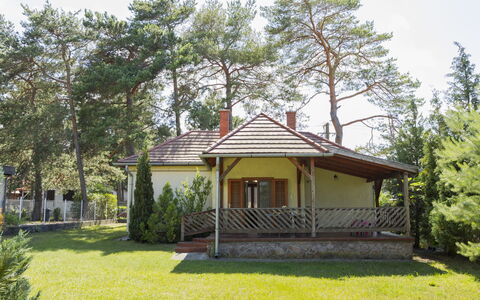 Stefano: Árbol, Techo, Casa, Cabaña, Casa, Sombra, Porche, Jardín, Casa De Campo, Inmuebles