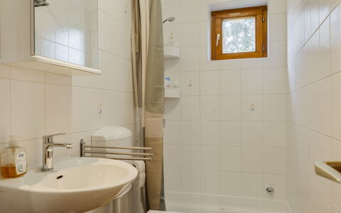 Stefano: Baño, Lavabo Del Baño, Arreglo De Tubería, Pared, Diseño De Interiores, Piso, Madera, Suelo, Lavabo, Grifo