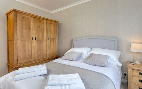 Shoe Buttons Cottage at Gap Road: Cama, Mueble, Lecho, Habitación, Sábana, Madera, Diseño De Interiores, Suelo, Linos, Habitación