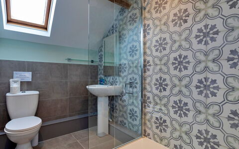 Farmhouse Cottage, Nether Burrows: Baño, Arreglo De Tubería, Piso, Suelo, Diseño De Interiores, Plomería, Loseta, Lavabo, Lavabo Del Baño, Techo