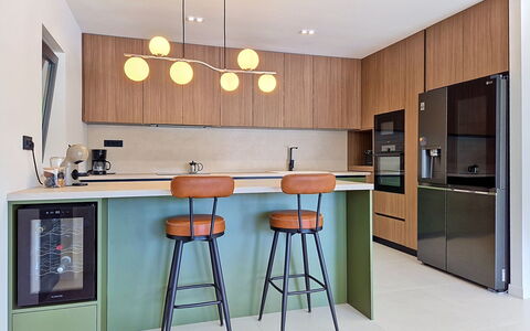 Sunce: Mueble, Diseño De Interiores, Cocina, Mostrador, Lámpara, Gabinetes, Piso, Madera, Techo, Aparato De Cocina