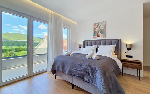 Sunce: Diseño De Interiores, Techo, Casa, Habitación, Departamento, Cama, Almohada, Madera Dura, Hotel, Habitación