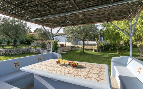 Villa Emme: Mueble, Mueble Para Exteriores, Mesa, Sombra, Silla, Mesa Al Aire Libre, Jardín, Patio Interior, Estructura Al Aire Libre, Patio