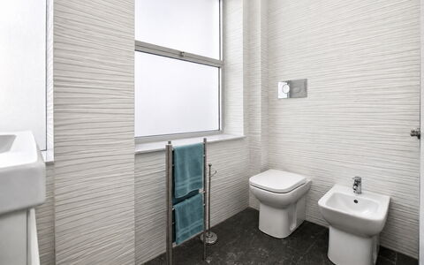 La Casa di Luigi: Arreglo De Tubería, Piso, Baño, Diseño De Interiores, Suelo, Plomería, Material Compuesto, Lavabo, Loseta, Grifo