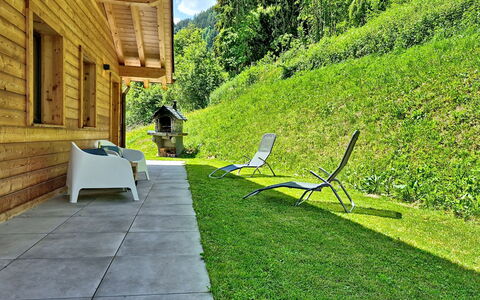 Chalet le Bleusy: Cabaña, Jardín, Césped, Paisajismo, Eco Hotel, Yarda, Madera Dura, Tablón, Mueble Para Exteriores, Casa De Campo