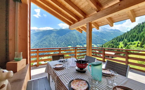 Chalet le Bleusy: Madera, Mueble, Techo, Porche, Diseño De Interiores, Suelos De Madera, Piso, Madera Dura, Manchas De Madera, Silla