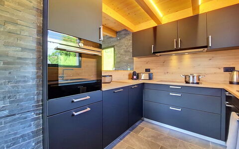 Chalet le Bleusy: Cocina, Mostrador, Madera, Piso, Gabinetes, Diseño De Interiores, Aparato De Cocina, Mueble, Suelo, Electrodoméstico