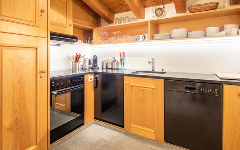 Casa la Streila: Cocina, Piso, Madera, Diseño De Interiores, Electrodoméstico, Gabinetes, Mostrador, Aparato De Cocina, Suelo, Techo