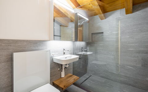 Casa la Streila: Piso, Suelo, Madera, Diseño De Interiores, Arreglo De Tubería, Techo, Casa, Lavabo, Habitación, Baño