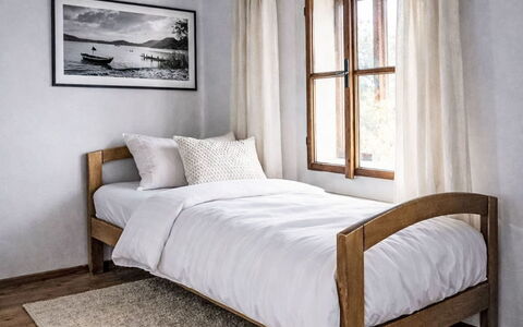 Máchova Roubenka: Madera, Mueble, Silla, Mar, Departamento, Balcón, Oceano, Sombra, Mueble Para Exteriores, Manchas De Madera