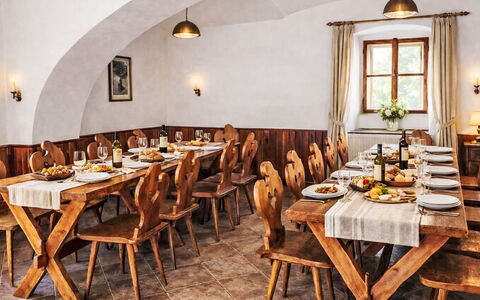 Máchova Roubenka: Mueble, Diseño De Interiores, Cocina Y Comedor Mesa, Mesa, Techo, Piso, Restaurante, Cabaña, Comedor, Silla