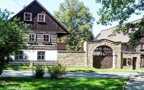 Máchova Roubenka: Casa, Cabaña, Césped, Inmuebles, Vía Muerta, Paisajismo, Jardín, Yarda, Entrada De Coches, Patio Interior