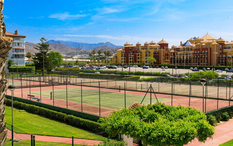 Laguna Beach Padel: Madera, Mueble, Silla, Mar, Departamento, Balcón, Oceano, Sombra, Mueble Para Exteriores, Manchas De Madera