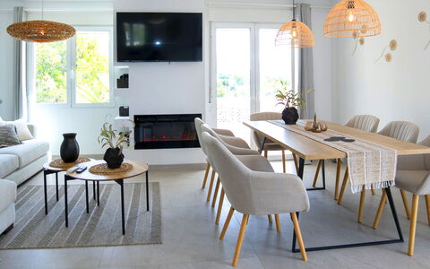 El Lloveret: Madera, Mueble, Silla, Mar, Departamento, Balcón, Oceano, Sombra, Mueble Para Exteriores, Manchas De Madera