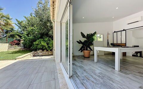 Villa le Lagon: Madera, Mueble, Silla, Mar, Departamento, Balcón, Oceano, Sombra, Mueble Para Exteriores, Manchas De Madera