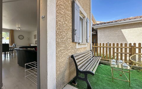 Mas des Vignes - la Pimprenelle: Madera, Mueble, Silla, Mar, Departamento, Balcón, Oceano, Sombra, Mueble Para Exteriores, Manchas De Madera